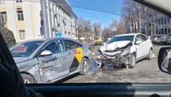 На Абдымомунова—Раззакова произошла авария с участием двух легковых машин. Фото очевидца