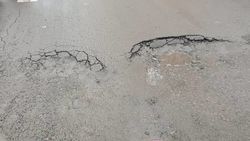 Проводятся работы по засыпке и выравниванию дорожного полотна на Передовой 28 в мкр Восток-5