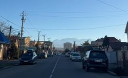 Горожанин просит поставить знаки, запрещающие парковку на улице Шукурова