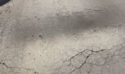 На Арстанбап—Ахунбаева провалился асфальт и образовалась яма на дороге