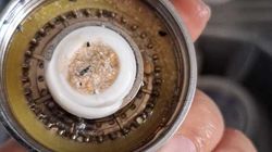 Горожанка жалуется на песок в воде из крана. Фото