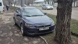 На Л.Толстого машина припаркована в зеленой зоне