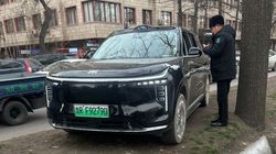 Припаркованный на газоне на ул.Логвиненко «Лексус» не обнаружен на месте, но оштрафован другой нарушитель