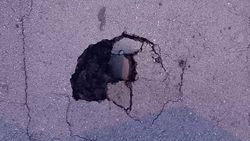 В МП «Бишкекасфальтсервис» ответили, что яму на Масалиева—Токтоналиева заделают при потеплении