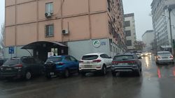 В микрорайоне Восток-5 машины паркуются в неположенном месте. Житель просит УПСМ принять меры