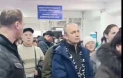 В ГУ «Унаа» продолжаются очереди на получение водительских прав