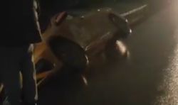 Машина провалилась в яму на месте дорожных работ возле входа в рынок «Кудайберген». Видео