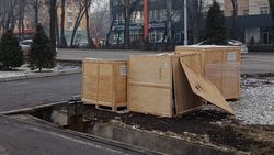 Стройматериалы компании стоят на зеленной зоне по проспекту Ч.Айтматова, - житель