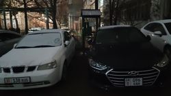 В микрорайоне Восток-5 машины заблокировали вход во двор дома