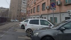 На улице Армейской машины паркуются в неположенных местах. Житель просит УПСМ отправить эвакуаторы