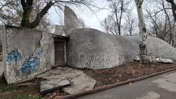 Горожанин жалуется на состояние архитектурных памятников сзади ТЦ «ЦУМ»