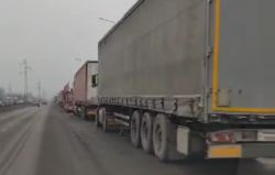 Вдоль трассы на улице Профсоюзной фуры стоят и занимают одну полосу, - житель