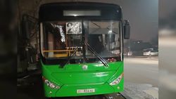 Автобус №23 ночью был припаркован возле пешеходного перехода на Салиевой—Мамыркалиева