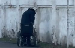 Мужчина справлял нужду на улице на Профсоюзная—Фучика, - горожанин