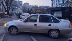 У автошколы в Нижнем Джале машина припаркована на тротуаре