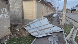 На улице Баба-Ата на тротуаре уже полгода лежит забор, упавший во время ветра