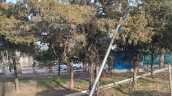 Возле моста на 7 апреля—Линейная накренился дорожный знак