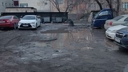 Возле Свердловского райсуда лужи и слякоть, - житель