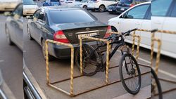 Возле мэрии Бишкека водители паркуются перед велопарковкой, закрывая путь велосипедистам