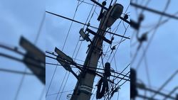 В Лебединовке на уличных столбах висят старые фонари вместе с новыми и портят вид, - житель села