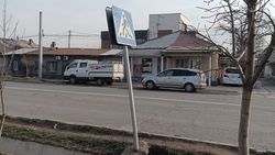 На Абдрахманова—Мичурина накренился дорожный знак