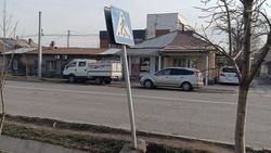 Ремонт накренившегося знака на Абдрахманова—Мичурина включен в план, - мэрия