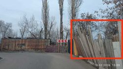 Горожанин просит мэрию привести в порядок накренившийся забор на улице Ладожская