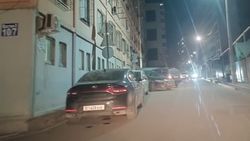 На Армейская—Мамбетова машины паркуются в запрещенном месте