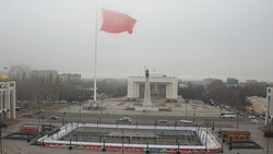 Из-за сильного ветра на площади Ала-Тоо временно приспустили флаг