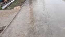 На улице Абдрахманова ниже проспекта Жибек Жолу на тротуаре грязь от стройки