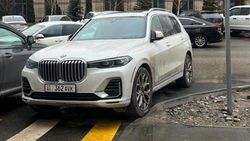 «Нос» BMW закрывает пешеходный переход. Видео жителя