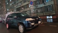 В микрорайоне Восток-5 машины систематически паркуются в неположенных местах