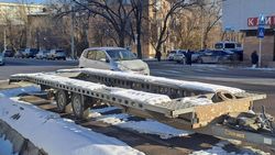 На Токтоналиева—Сухомлинова прицеп стоит возле пешеходного перехода уже больше 2 месяцев