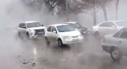 В микрорайоне Кок-Жар образовалась пробка из-за порыва трубы. Видео