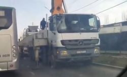 На Горького—Юнусалиева спецтехника занимает полосу и мешает проезду, - горожанин