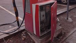 На Айтматова—Джаманбаева открыта дверца электрозарядной станции