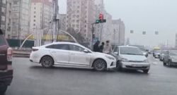 На Ахунбаева—Тыналиева произошло ДТП с участием двух машин. Видео очевидца