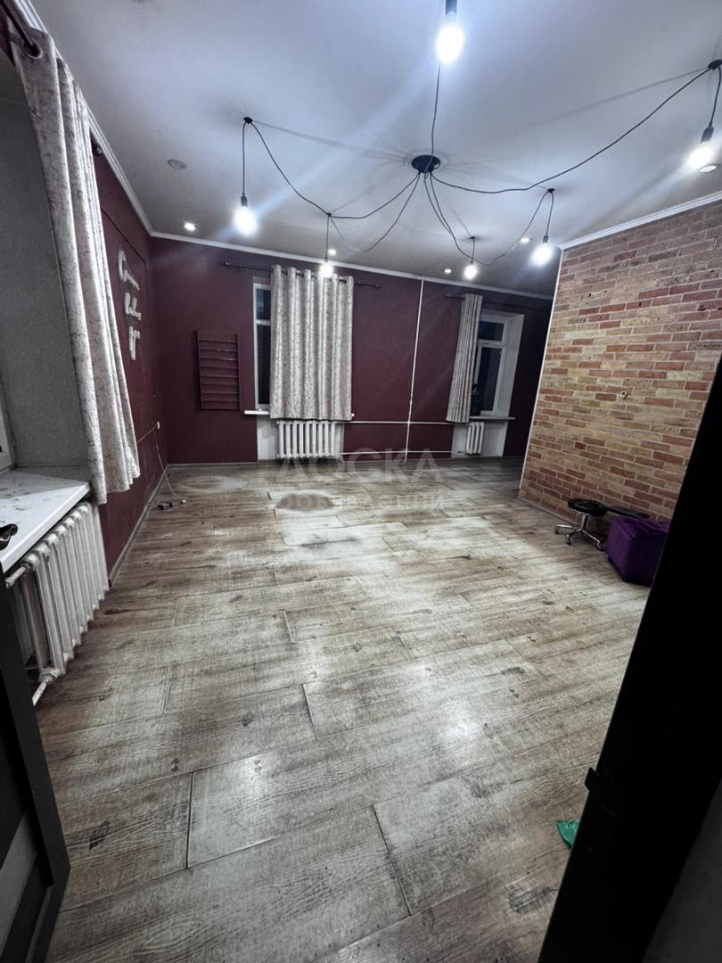 Продаю 2-комнатную квартиру, 44кв. м., этаж - 1/3, Манаса - Токтогула.