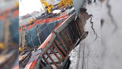 На улице Леваневского обвалился край дороги у котлована