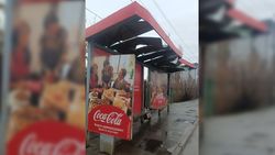 Житель жалуется на состояние крыши остановки по улице Лущинина