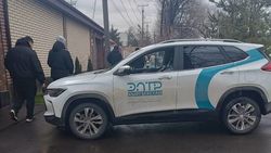 Машина перекрыла пешеходный проход по тротуару на улице Дзержинского