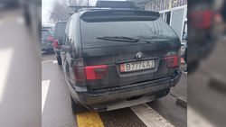 На Куренкеева—Дзержинского «БМВ» перекрыл проход пешеходам у мечети