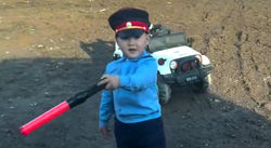 «Водку не пили?» — Как мимишный «гаишник» в деревне проверял водителей