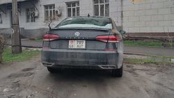 На Суюмбаева—Жумабека машина припаркована на газоне