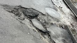 Горожанин жалуется на состояние тротуара на Айтматова—Айни