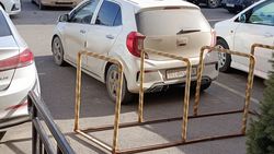 Водители продолжают парковаться на велопарковке возле мэрии