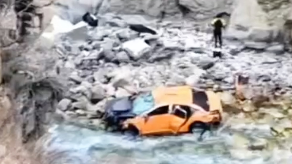 Близ «Теплых ключей» автомобиль упал в обрыв