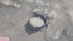 В мкр Тунгуч торчит наружу люк