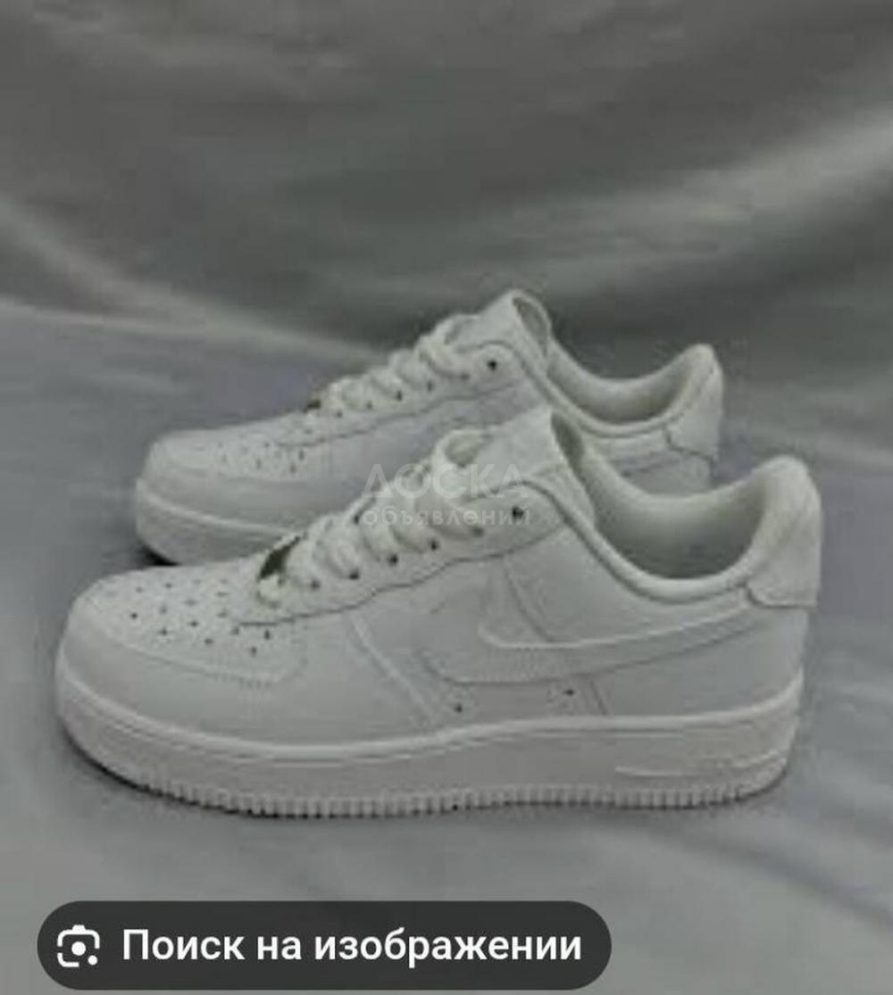 Продаю кроссовки фирмы-Nake в идеальном состоянии Б/У раза два,три одевали.Размер кроссовок:39-40. Прошу за кроссовки 3 500сом не много уступлю.