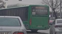 На Жибек Жолу—Курманжан Датка машины поворачивали налево со второй полосы